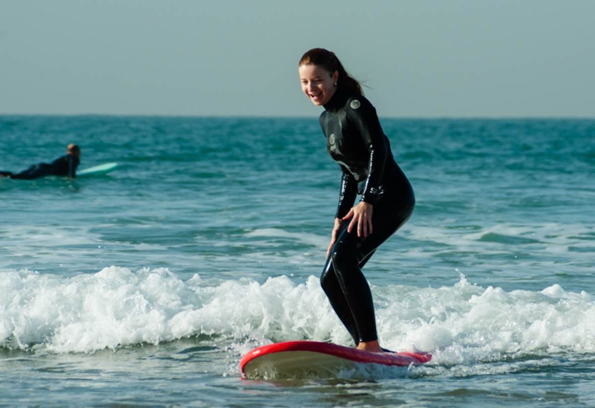 https://panoramasurfschool.com/wp-content/uploads/2024/09/Agadir-surf-academycours-de-surf1.jpg